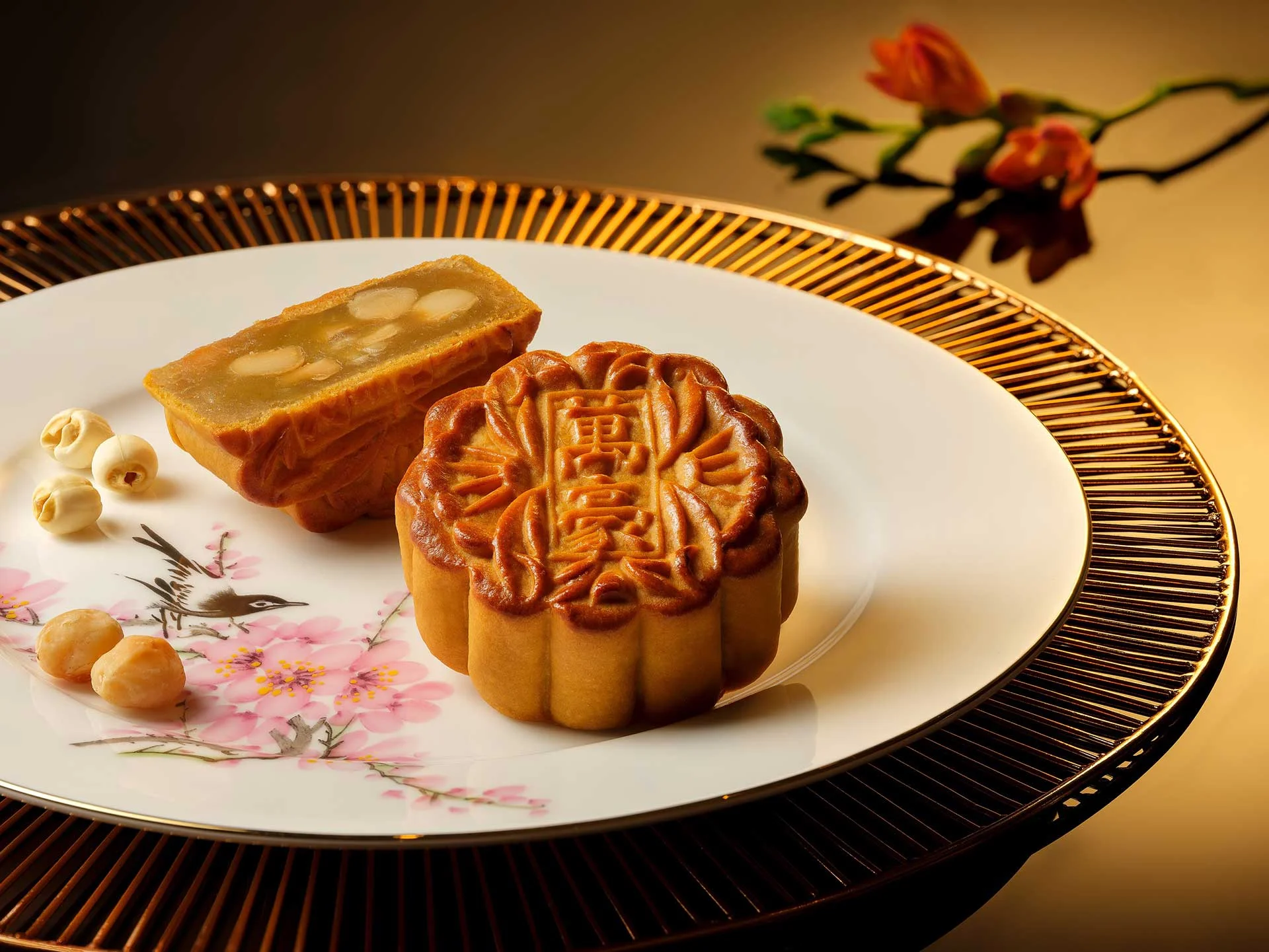 White-Lotus-Seed-Paste-Baked-Mooncakes-with-Macadamia-Nuts