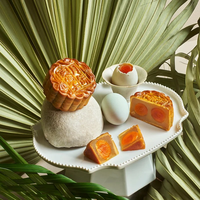 double_yolk_with_macadamia_nuts_white_lotus_paste_baked_mooncake
