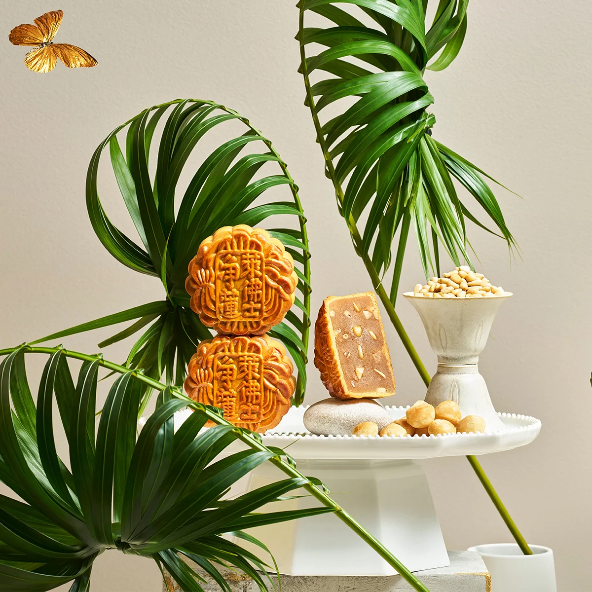 pine_nuts_macadamia_nuts_white_lotus_paste_baked_mooncake